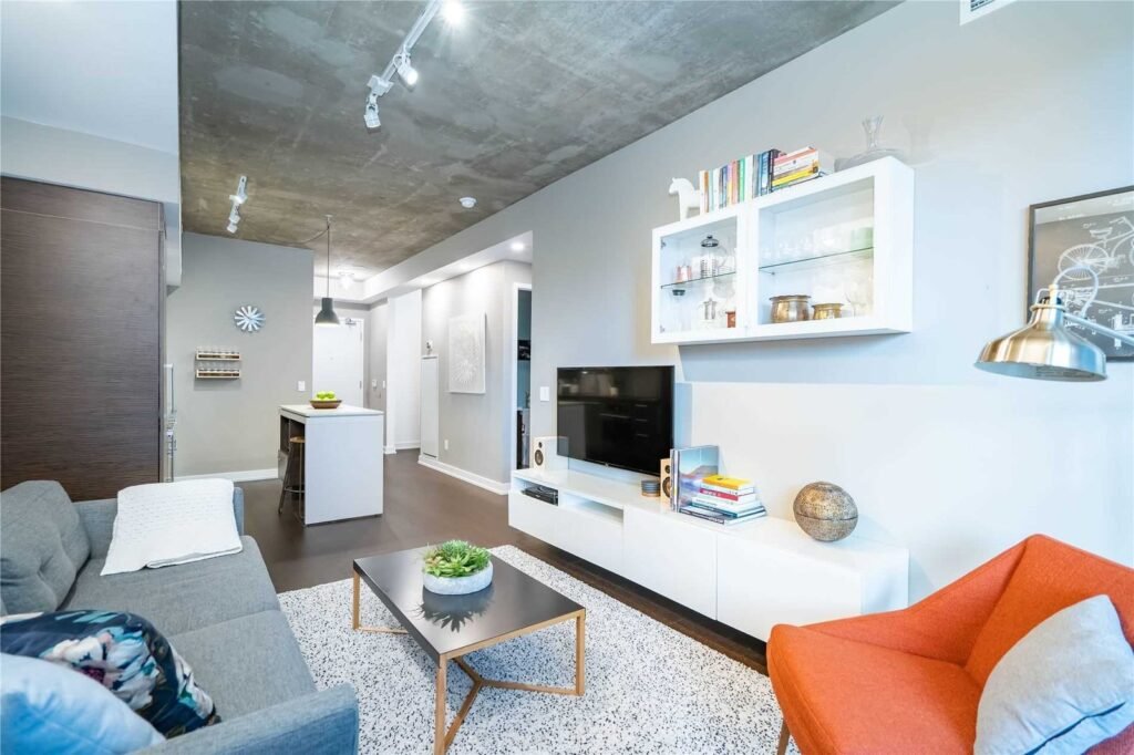 745-1030 King West